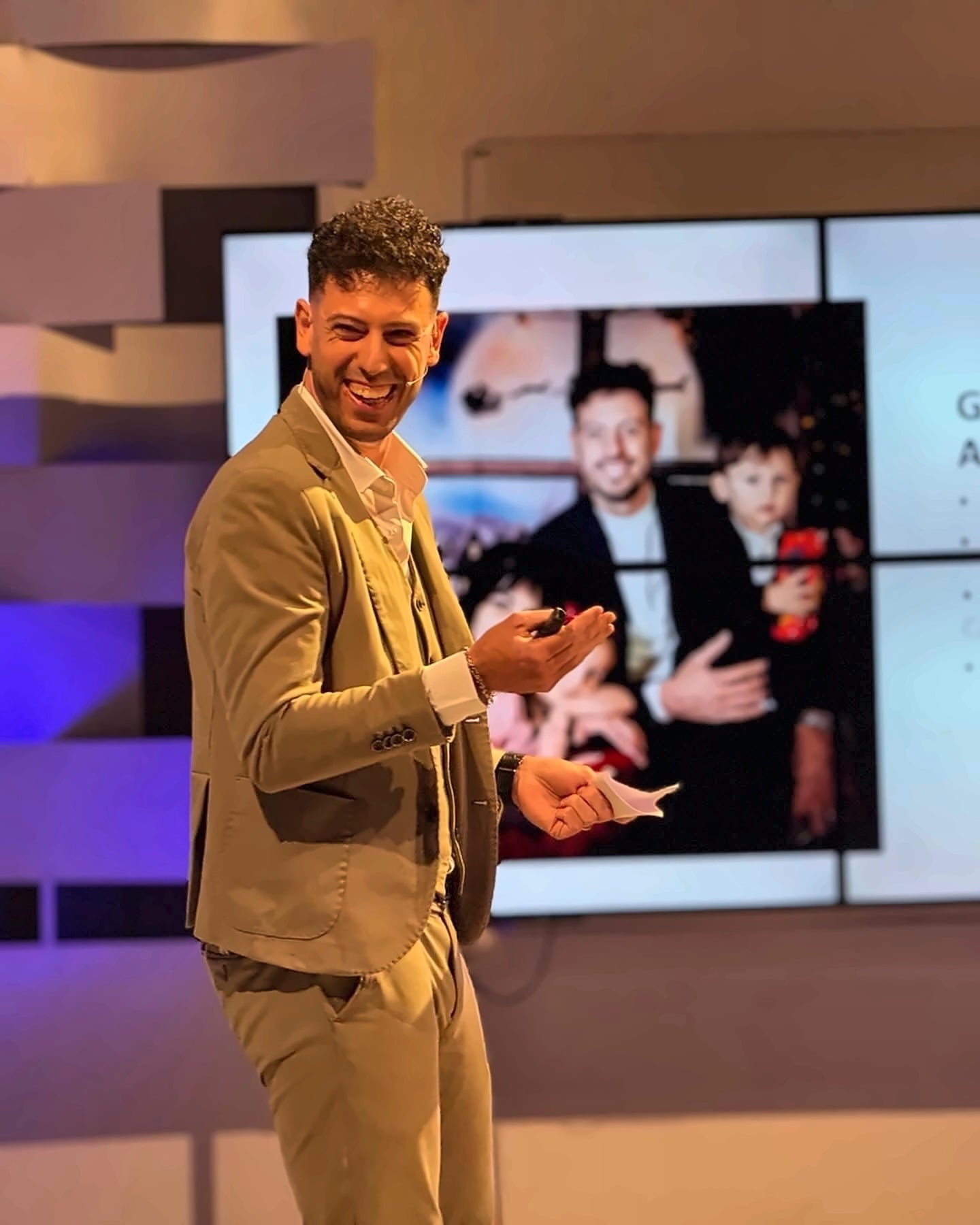 Giuseppe Andronaco sul palco durante un evento